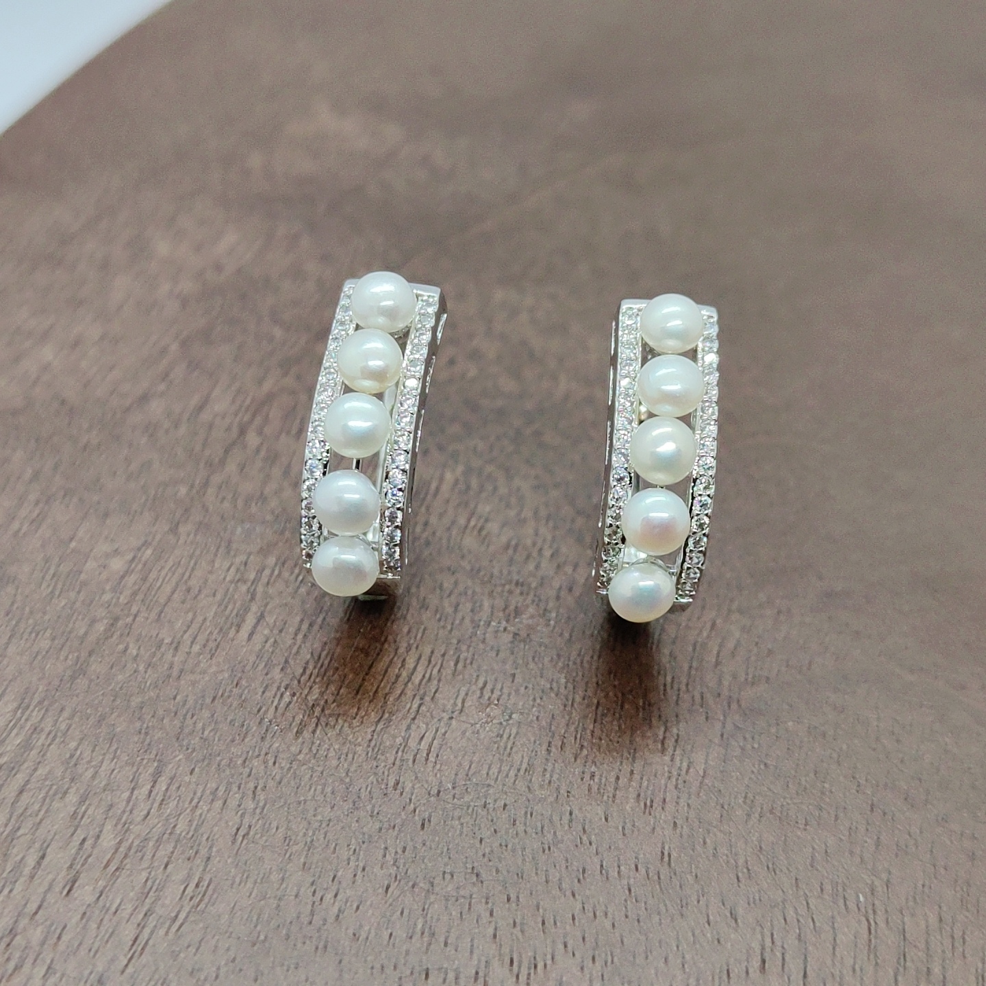 Pearl earrings, zircon micro-inlaid raw earrings, fashionable earrings, simple and elegant earrings for women, five-pearl earrings, silver needles