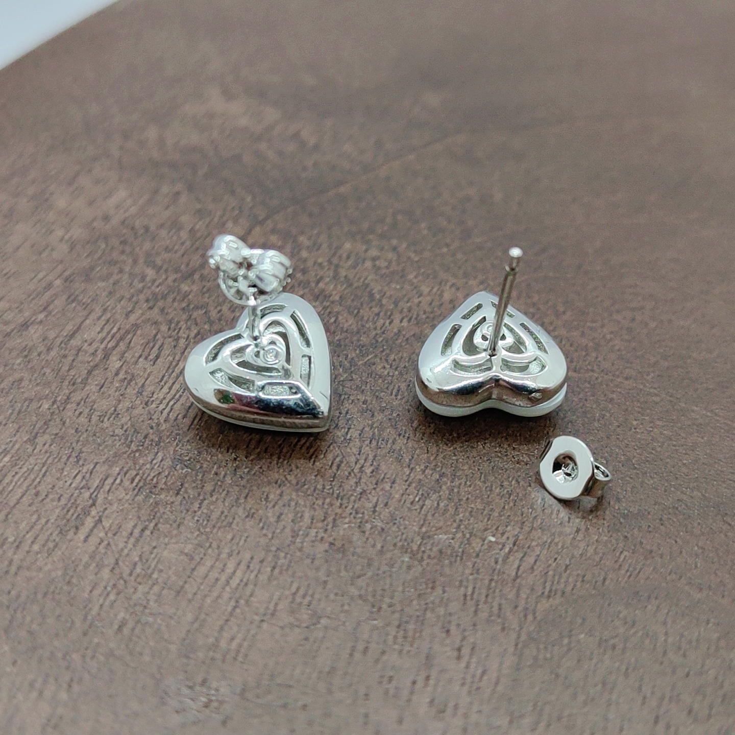 Silver brushed heart-shaped shell stud earrings, silver needle, fashionable and simple earrings, ear sticks, multiple pairs of elegant and versatile accessories, girls' style Application Scenario