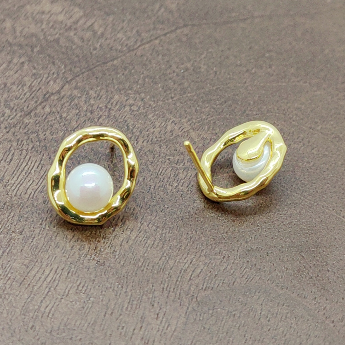 Pearl stud earrings for women, simple and versatile, fashionable ear sticks, golden oval pearl stud earrings, silver needles details Picture