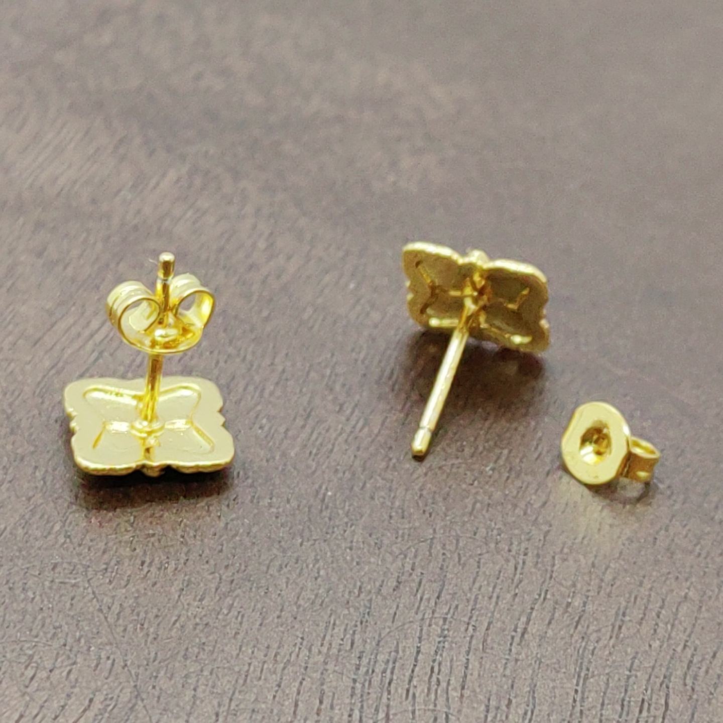 Gold brushed four-leaf square ear stud silver needle Application Scenario