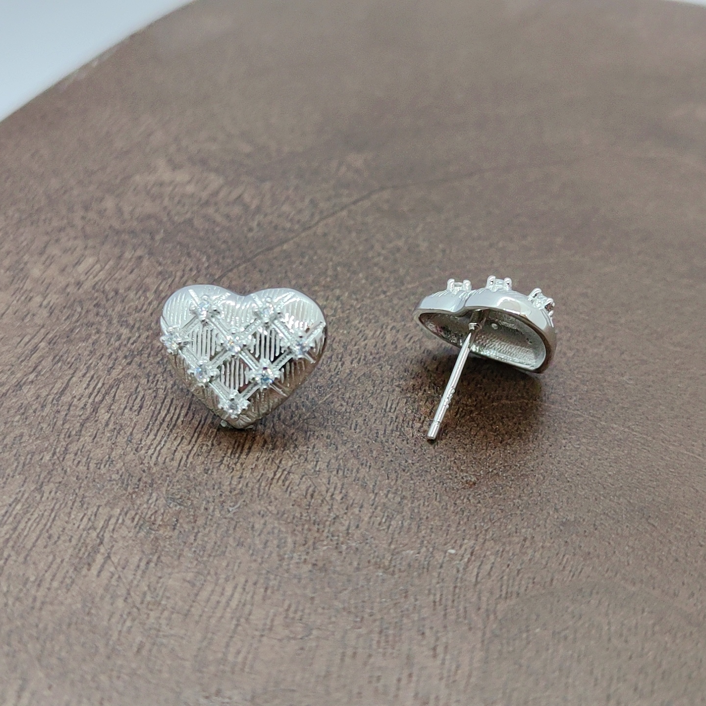 Heart-shaped stud accessories, earrings, ear sticks, multiple pairs, simple, fashionable, elegant, versatile women's stud accessories, white zirconium heart-shaped stud silver needles details Picture