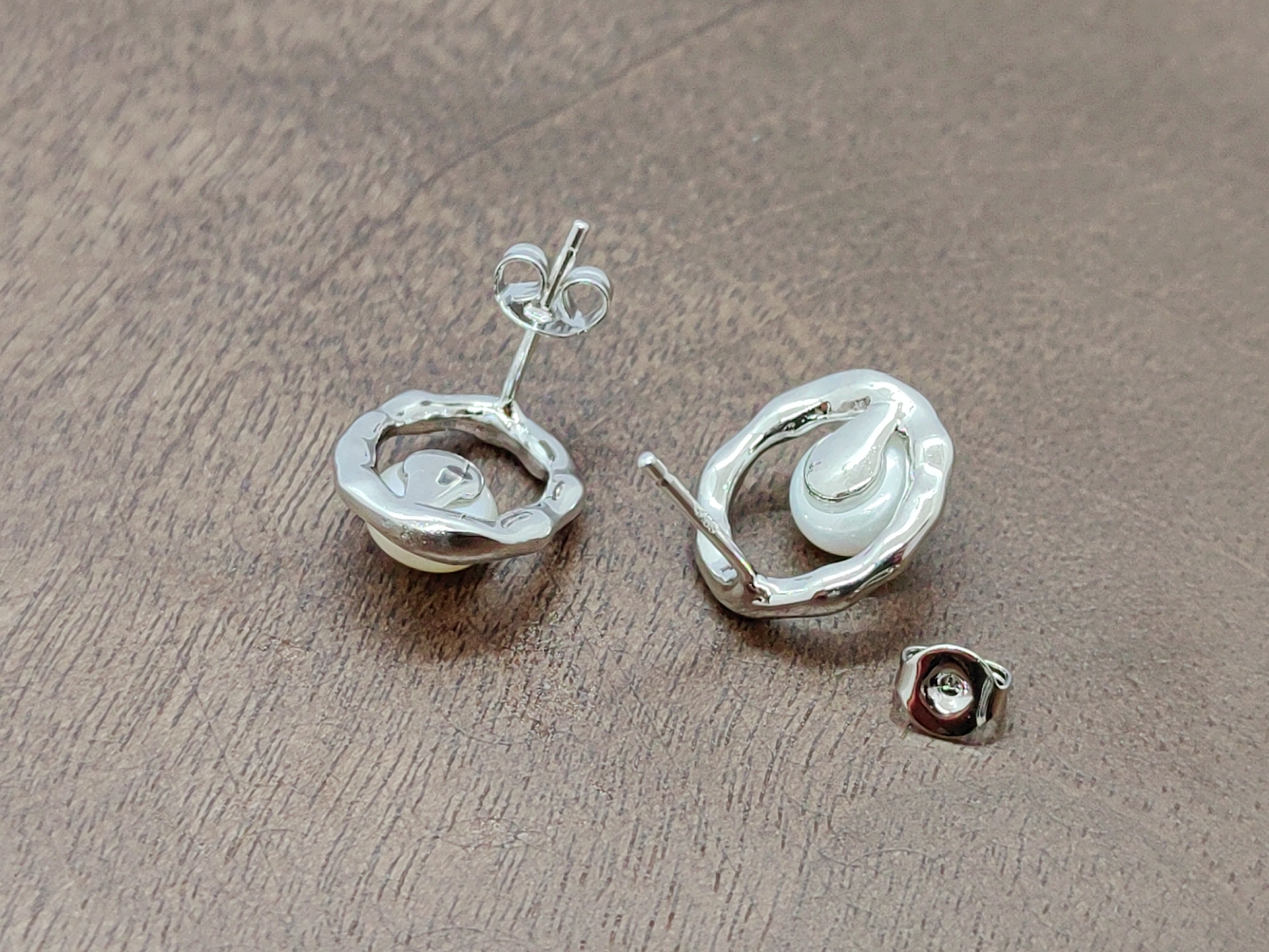 Pearl stud earrings for women, simple and versatile, fashionable accessories, stud earrings, multiple pairs of decorative accessories, oval pearl stud earrings, silver needles Application Scenario