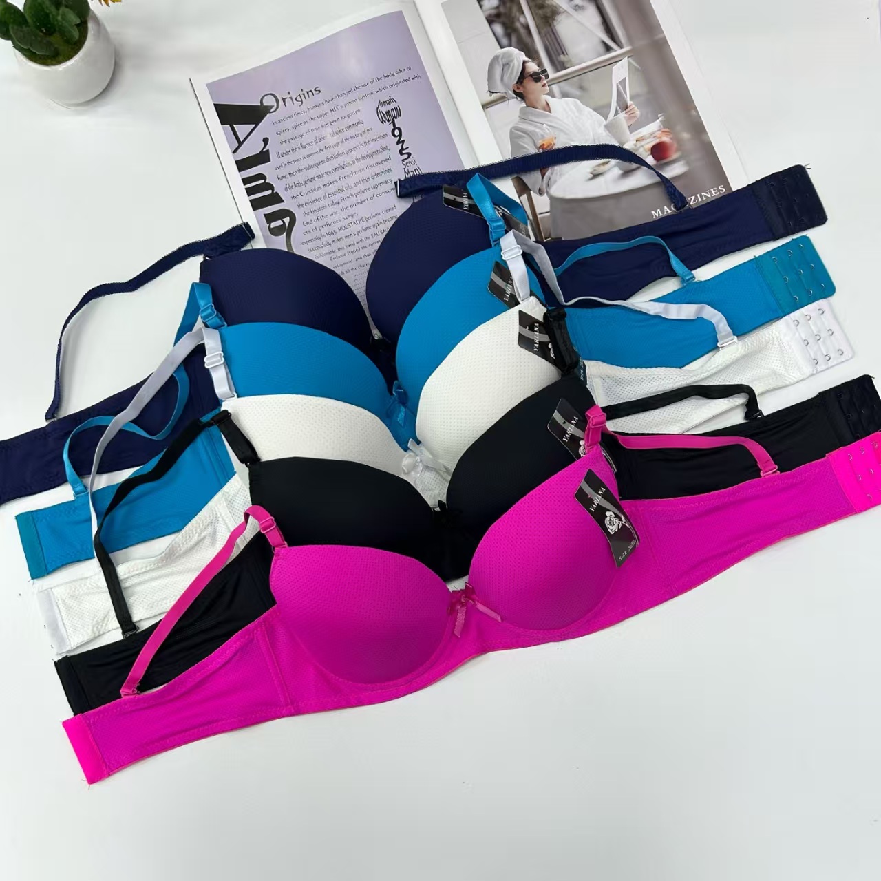 2703# Export to the Middle East and Africa in stock Sexy women's bras, lift and gather comfortable and breathable sports bras for women, QNI Application Scenario