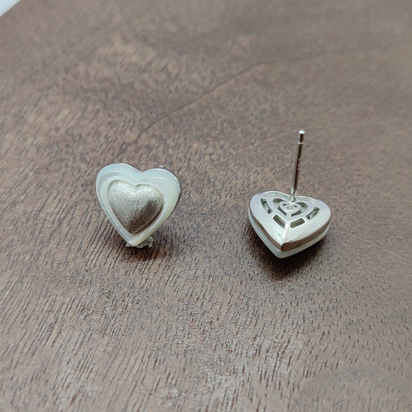 Silver brushed heart-shaped shell stud earrings, silver needle, fashionable and simple earrings, ear sticks, multiple pairs of elegant and versatile accessories, girls' style details Picture