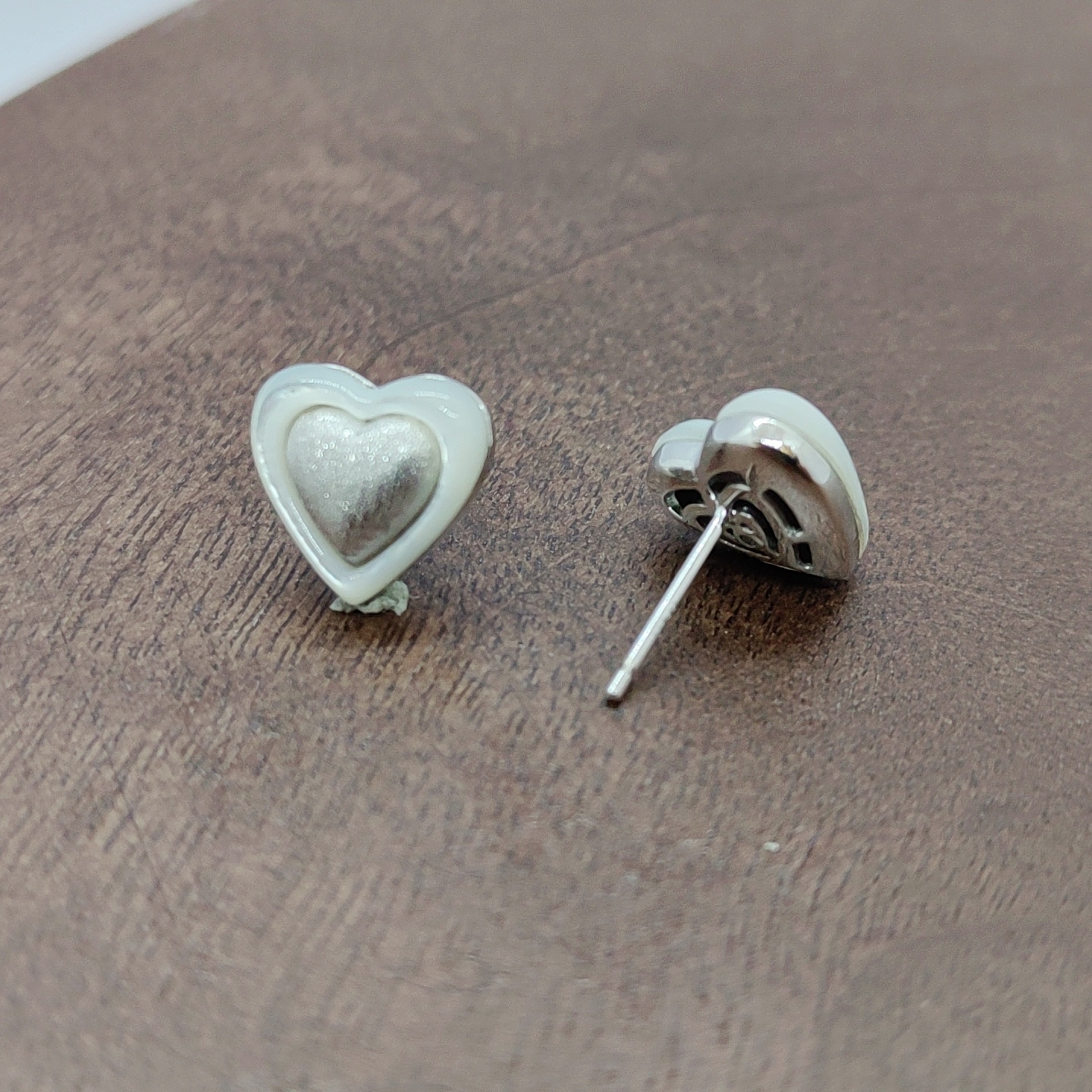 Silver brushed heart-shaped shell stud earrings, silver needle, fashionable and simple earrings, ear sticks, multiple pairs of elegant and versatile accessories, girls' style Specification image