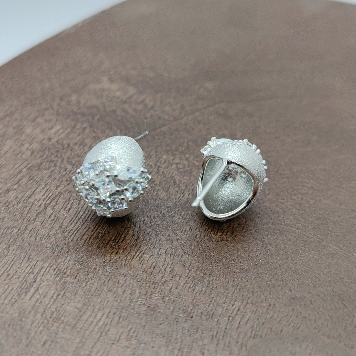Silver zircon micro-set earrings, fashionable and simple earrings, women's accessories, white zirconium arc-shaped brushed earrings, silver needles Specification image