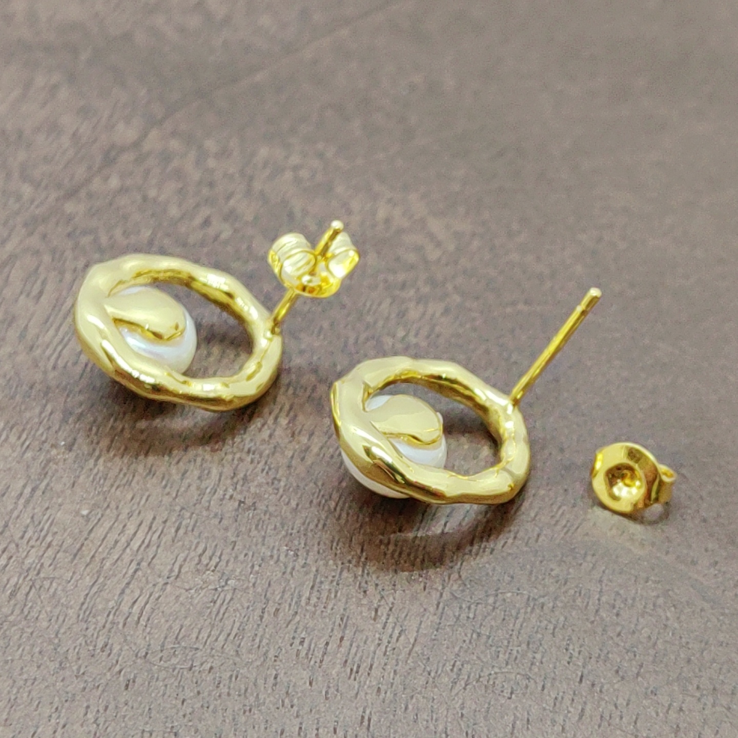 Pearl stud earrings for women, simple and versatile, fashionable ear sticks, golden oval pearl stud earrings, silver needles Application Scenario