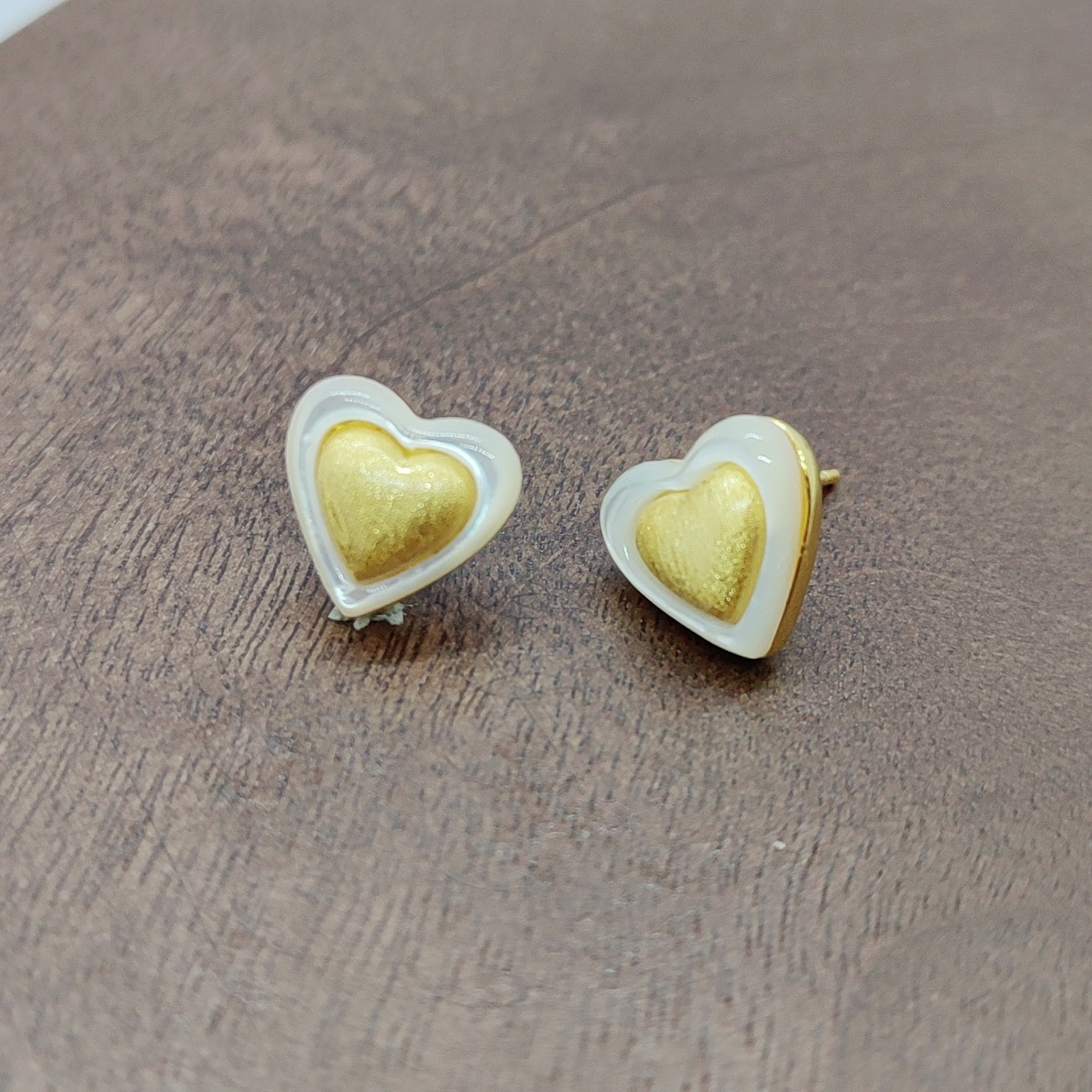 Golden brushed heart-shaped shell stud earrings, silver needle stud accessories, earrings, ear sticks, multiple pairs, simple, fashionable and versatile women's stud accessories