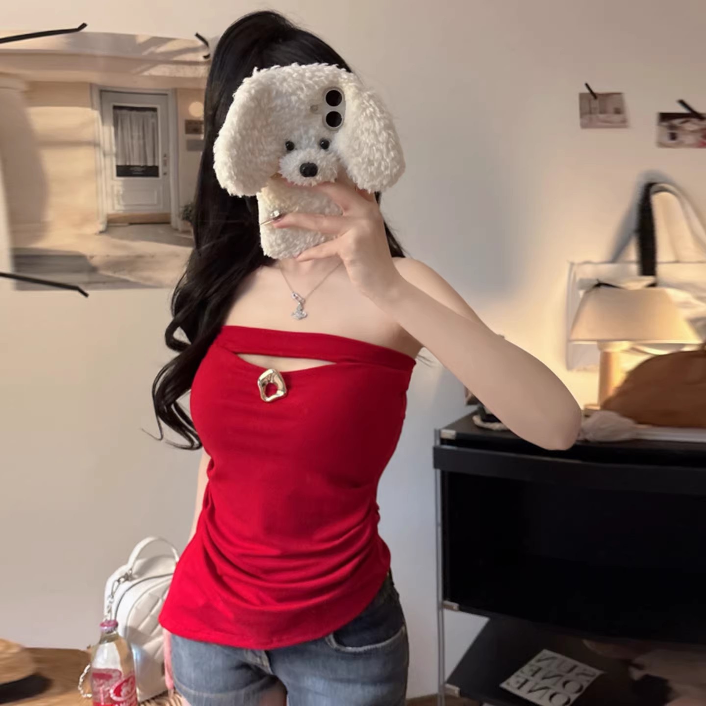 The new summer style with a spicy girl design features a hollowed-out irregular hem and a one-piece body shape that is slimming and form-fitting. It comes with a chest pad and is versatile for women