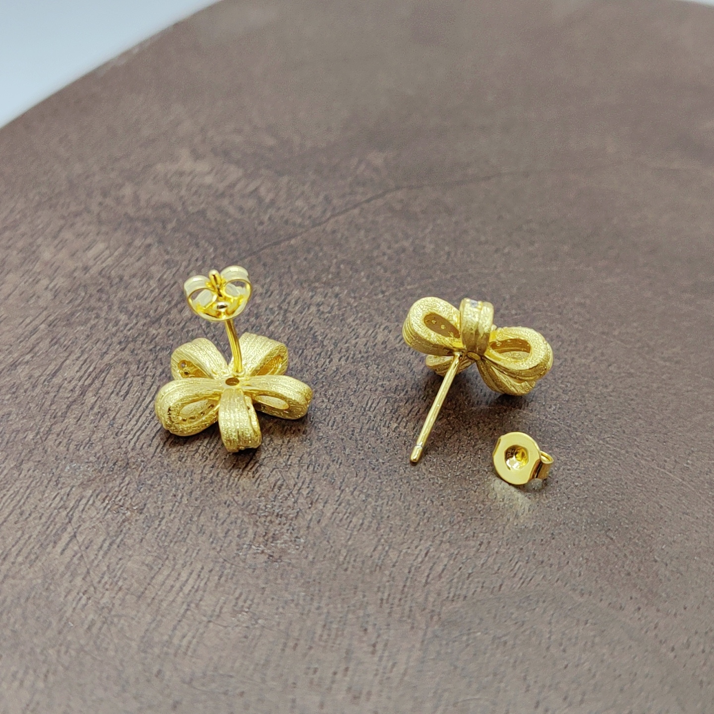Golden flower-shaped ear studs, fashionable earrings, ear sticks, multiple pairs of decoration, versatile, simple and elegant, for girls. Retro brushed ear studs, silver needles, retro brushed ear studs, silver needles Application Scenario