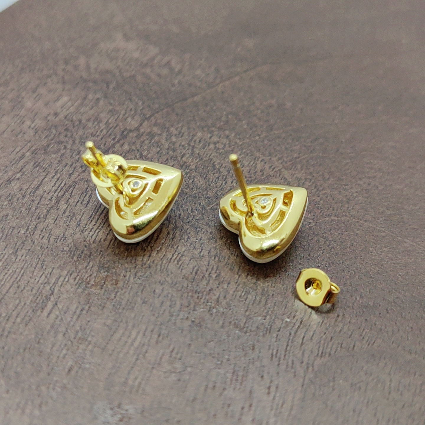 Golden brushed heart-shaped shell stud earrings, silver needle stud accessories, earrings, ear sticks, multiple pairs, simple, fashionable and versatile women's stud accessories Application Scenario