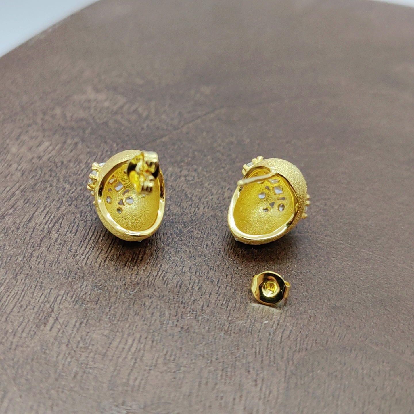 Golden zircon micro-inlaid white zirconium arc-shaped brushed earrings, silver needle earrings, earrings and accessories, fashionable earrings and accessories, simple and versatile for women Application Scenario