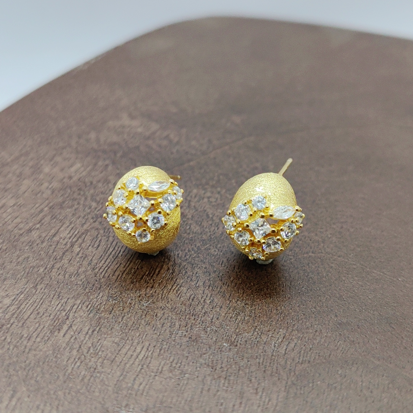 Golden zircon micro-inlaid white zirconium arc-shaped brushed earrings, silver needle earrings, earrings and accessories, fashionable earrings and accessories, simple and versatile for women