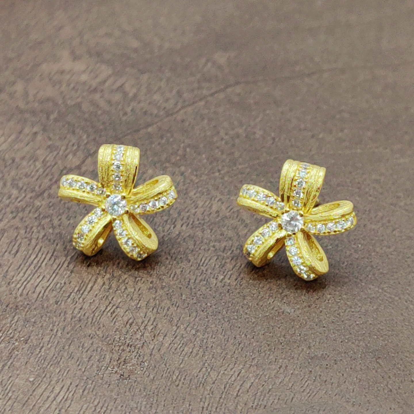 Golden flower-shaped ear studs, fashionable earrings, ear sticks, multiple pairs of decoration, versatile, simple and elegant, for girls. Retro brushed ear studs, silver needles, retro brushed ear studs, silver needles