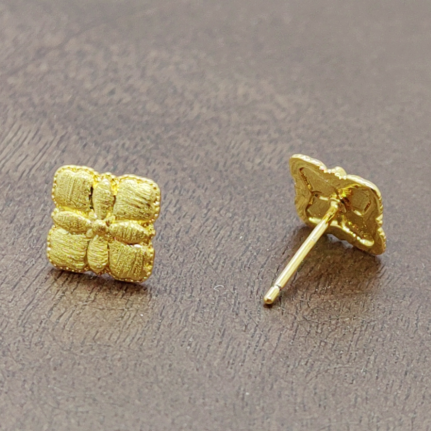 Gold brushed four-leaf square ear stud silver needle Specification image