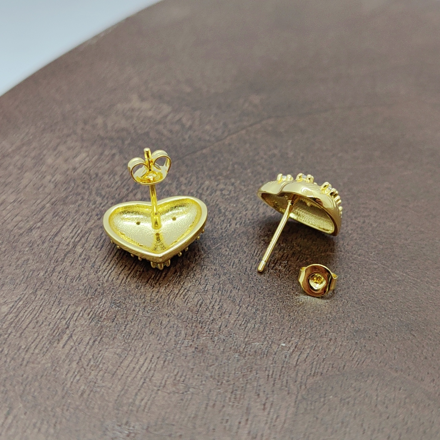 Golden white zirconium heart-shaped stud earrings, silver needle accessories, earrings, ear sticks, multiple pairs, simple, fashionable and versatile girls' stud accessories Application Scenario
