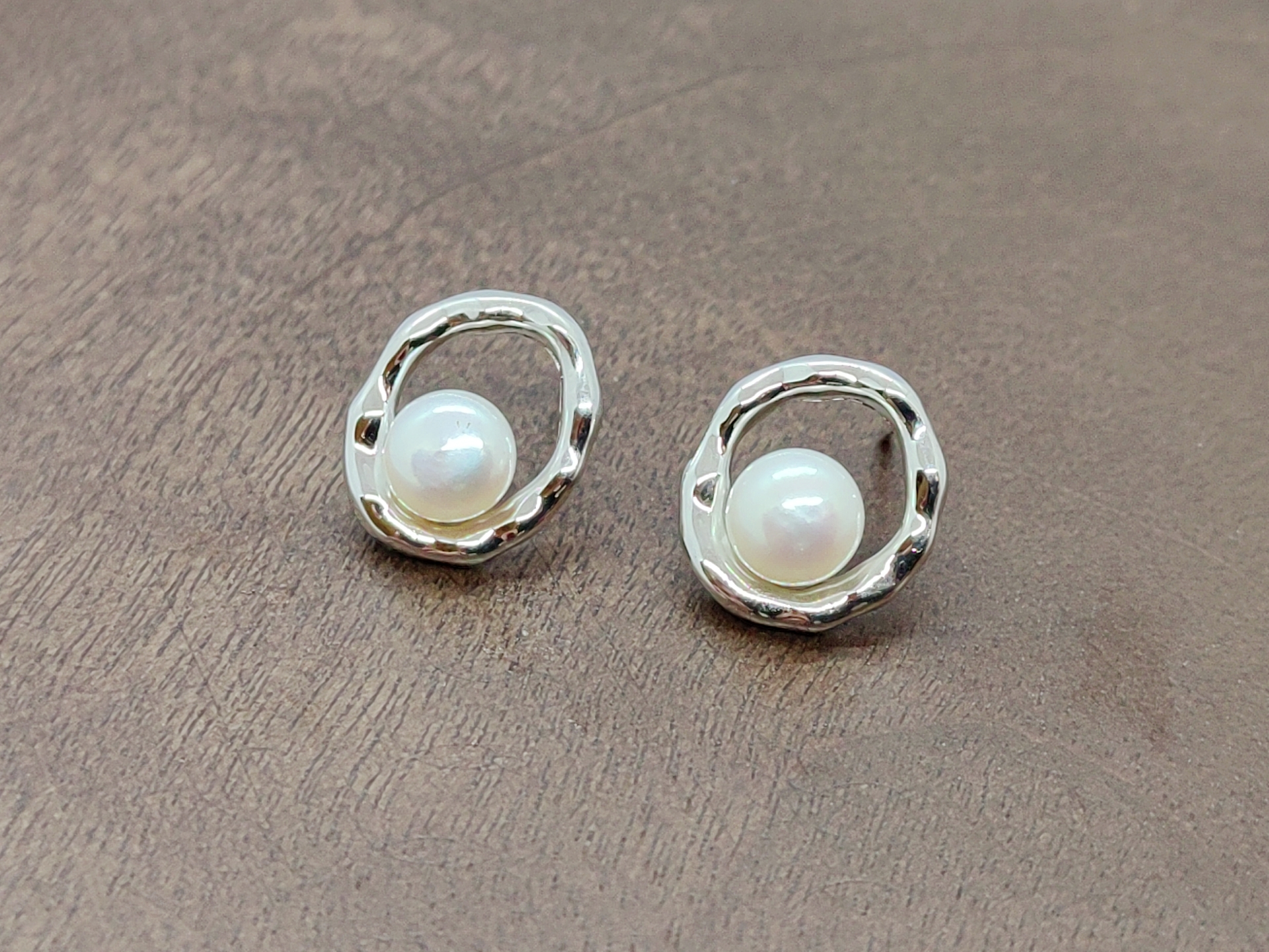 Pearl stud earrings for women, simple and versatile, fashionable accessories, stud earrings, multiple pairs of decorative accessories, oval pearl stud earrings, silver needles