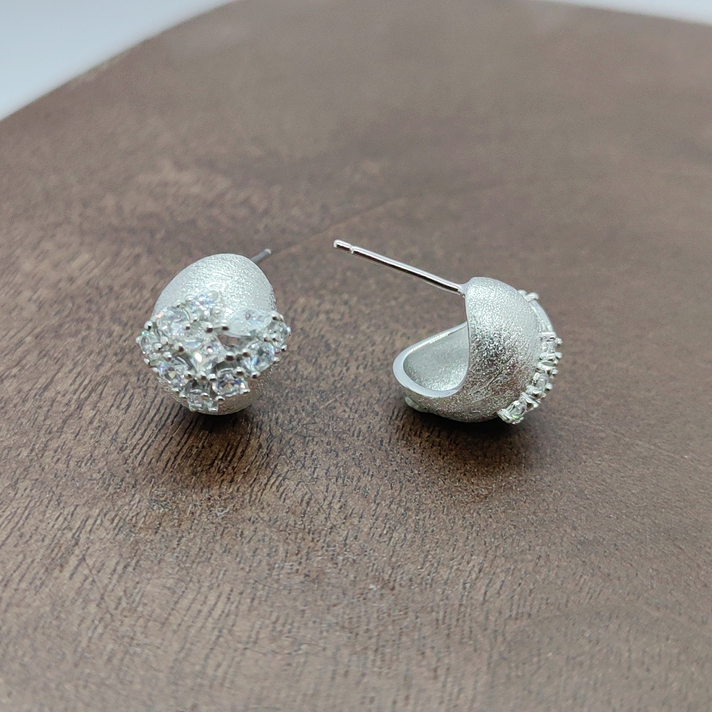 Silver zircon micro-set earrings, fashionable and simple earrings, women's accessories, white zirconium arc-shaped brushed earrings, silver needles details Picture
