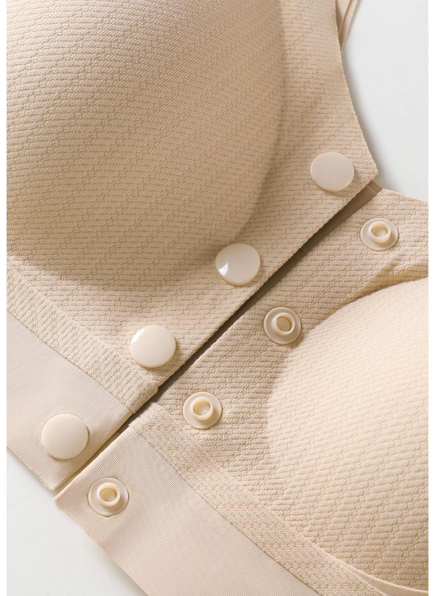 The portable front buckle of the mom's underwear solves the problem of not being able to fasten it with the reverse hand. It is a thin, comfortable and fixed vest bra without a trace Application Scenario