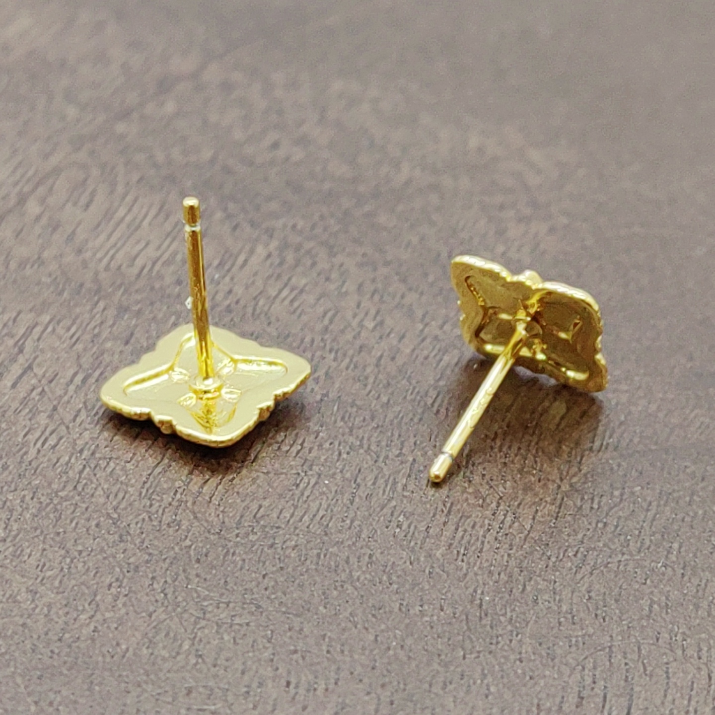Gold brushed four-leaf square ear stud silver needle details Picture