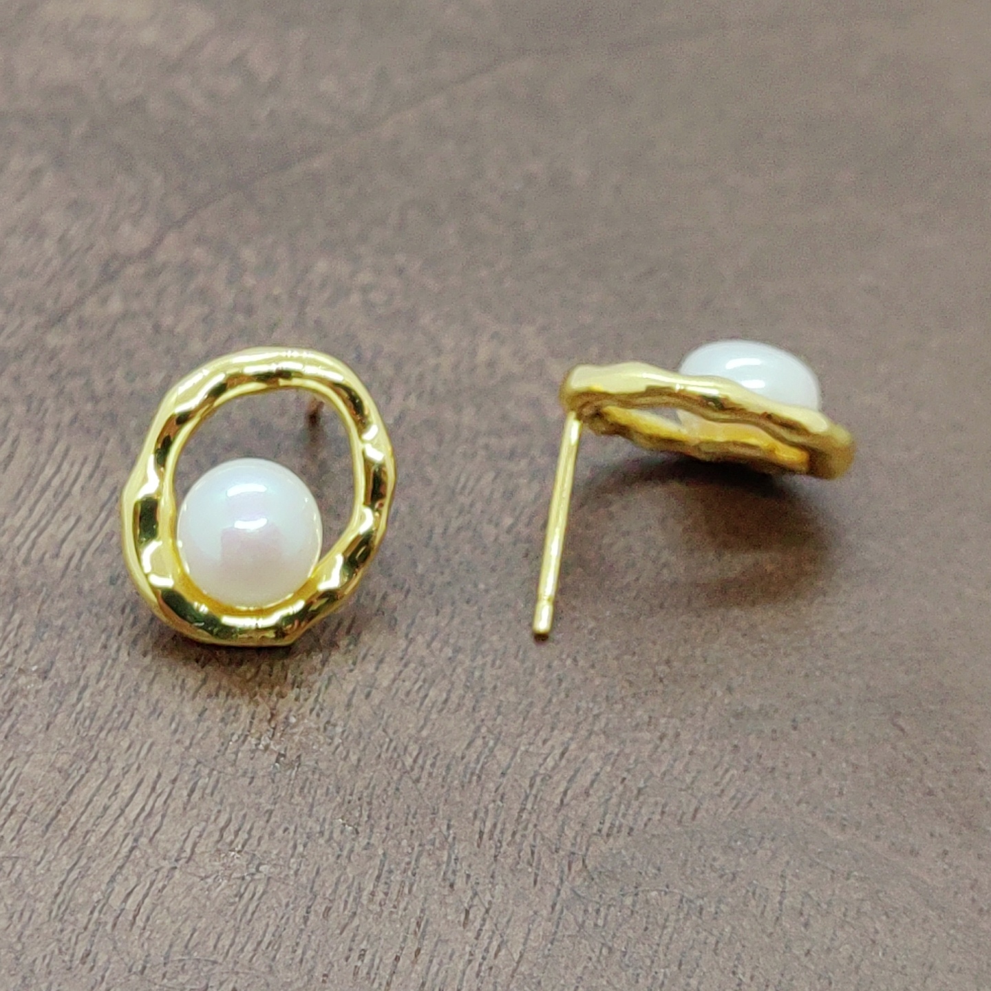Pearl stud earrings for women, simple and versatile, fashionable ear sticks, golden oval pearl stud earrings, silver needles Specification image