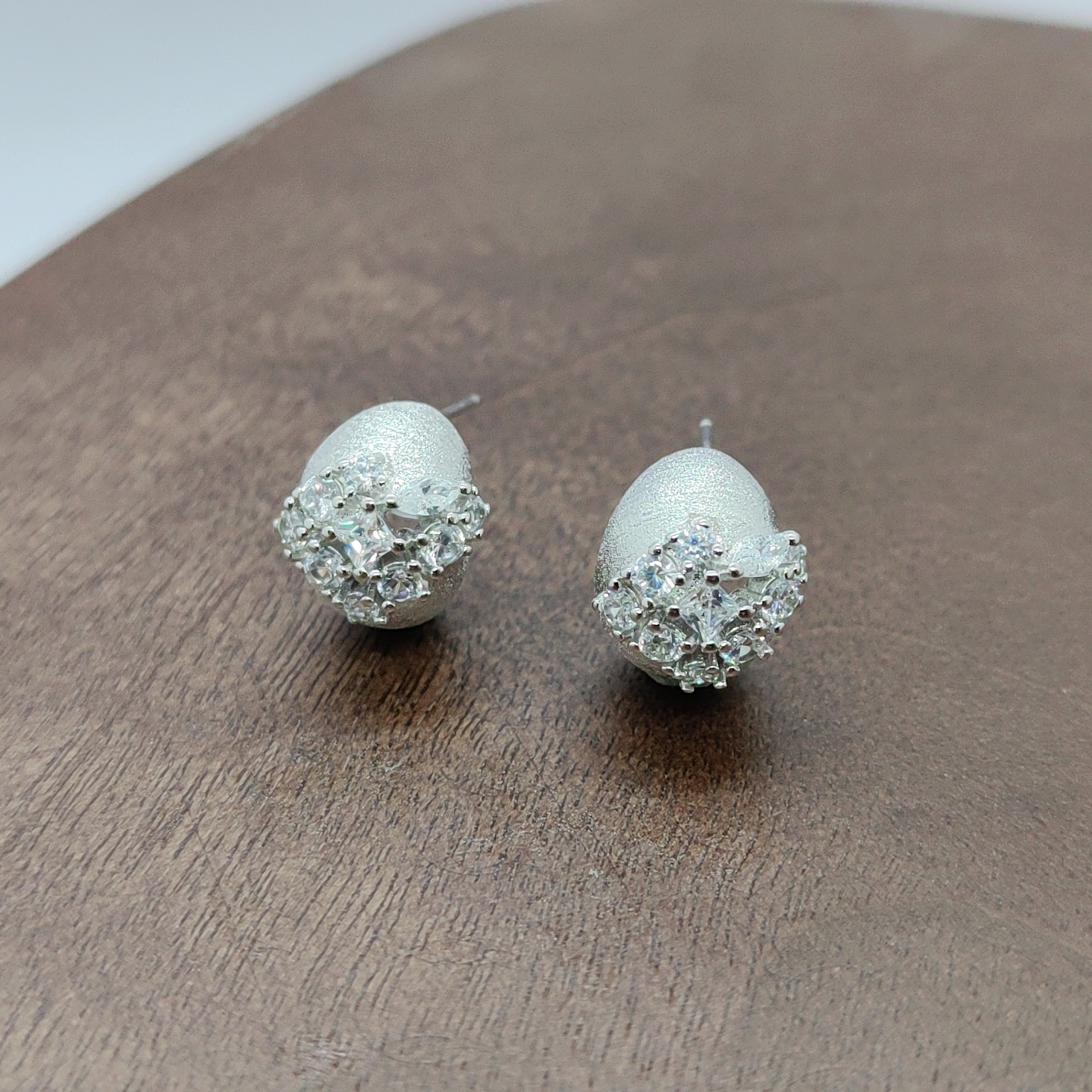 Silver zircon micro-set earrings, fashionable and simple earrings, women's accessories, white zirconium arc-shaped brushed earrings, silver needles