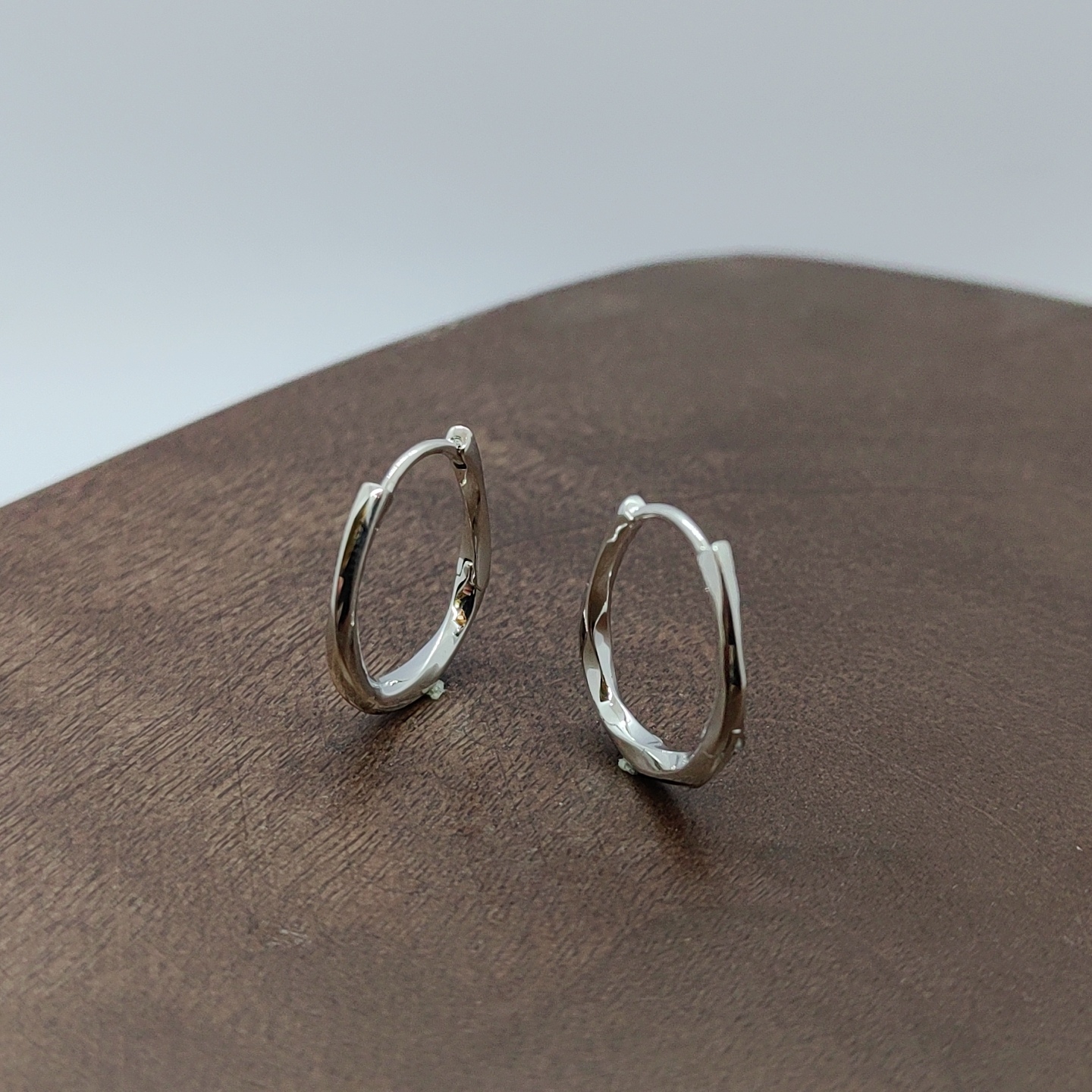 Simple plain ring earrings, silver needle earrings, accessories, earrings, fashionable and versatile women's style Application Scenario