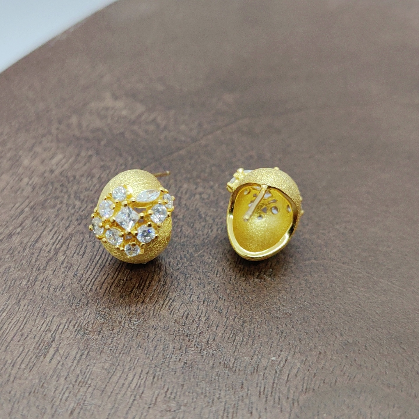 Golden zircon micro-inlaid white zirconium arc-shaped brushed earrings, silver needle earrings, earrings and accessories, fashionable earrings and accessories, simple and versatile for women Specification image