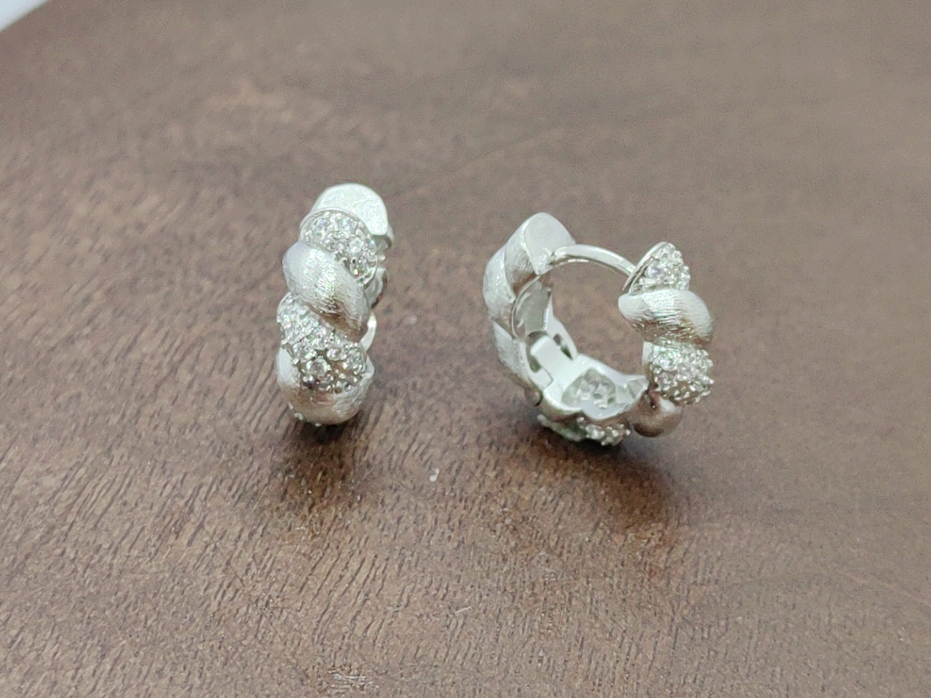Silver-inlaid zircon twist earrings and zircon micro-inlaid earrings are fashionable and versatile details Picture