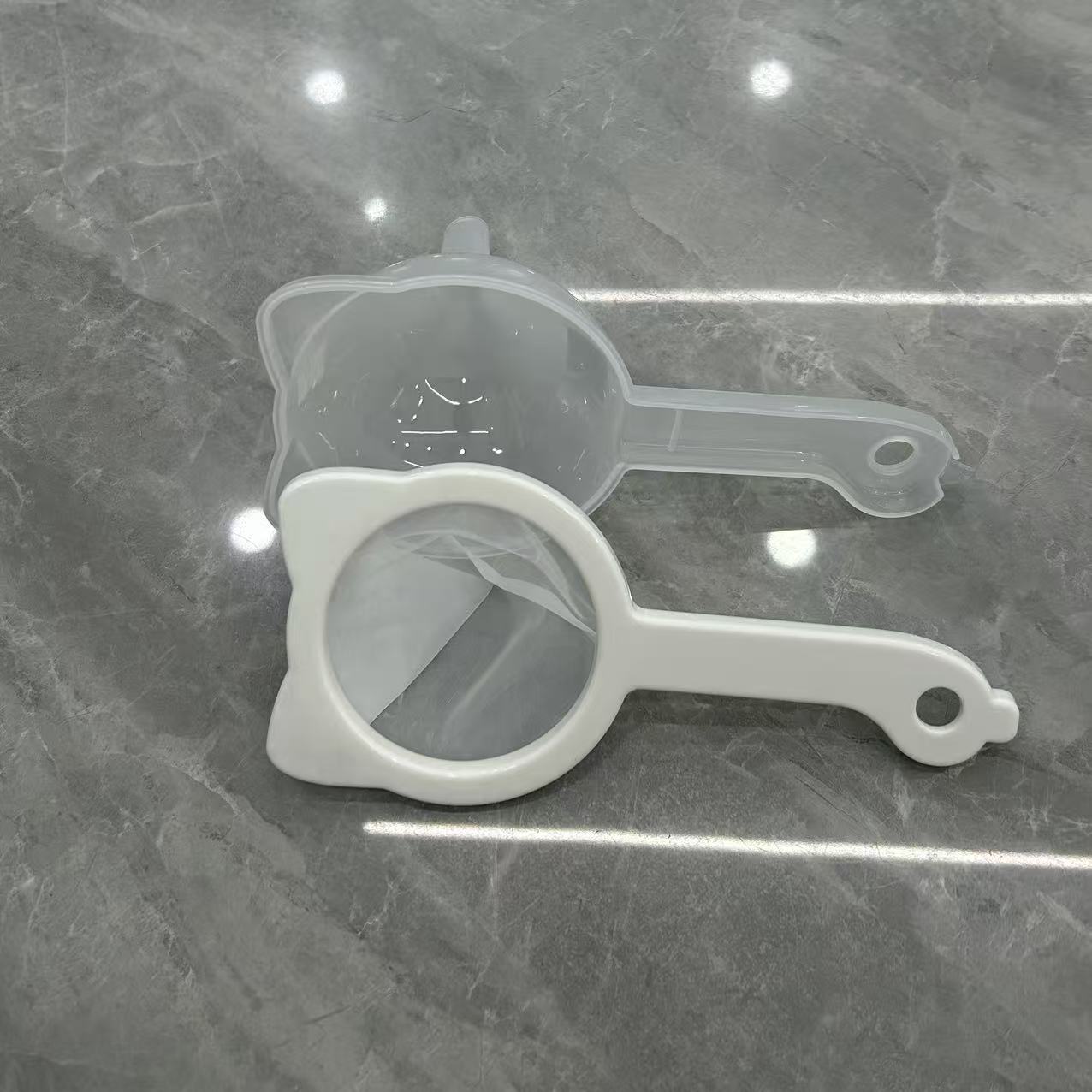 Cute cat multi-functional filter screen, portable handheld for kitchen and household use, soy milk, fruit and vegetable funnel filter screen Item Picture