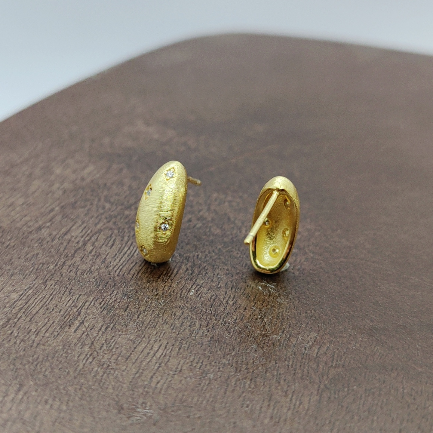 Golden stud earrings in the shape of gold ingots, fashionable and simple stud earrings, multiple pairs of stud earrings, versatile for women Specification image