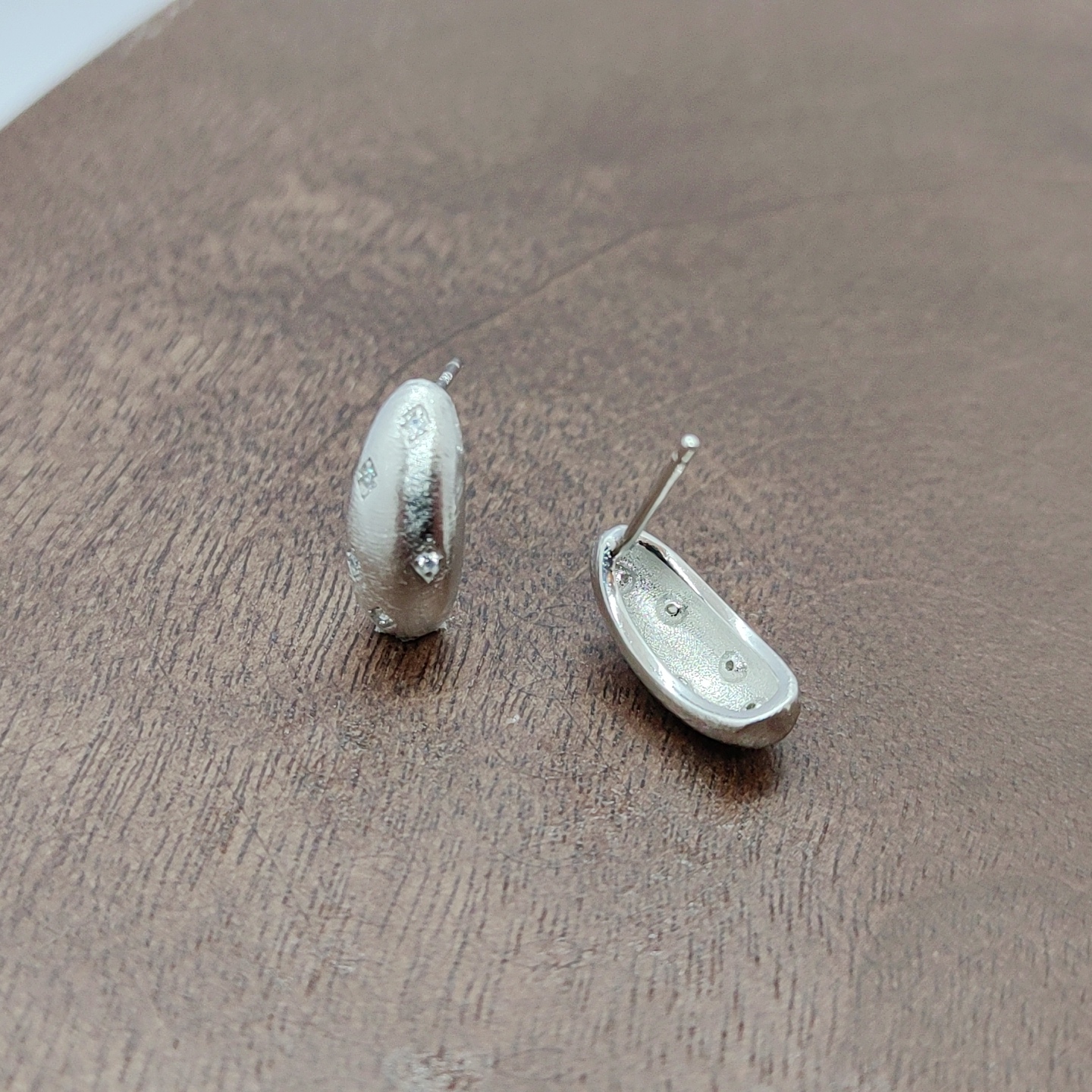 Silver stud accessories, brushed semi-round stud earrings, silver needles, simple, fashionable and versatile women's stud accessories details Picture