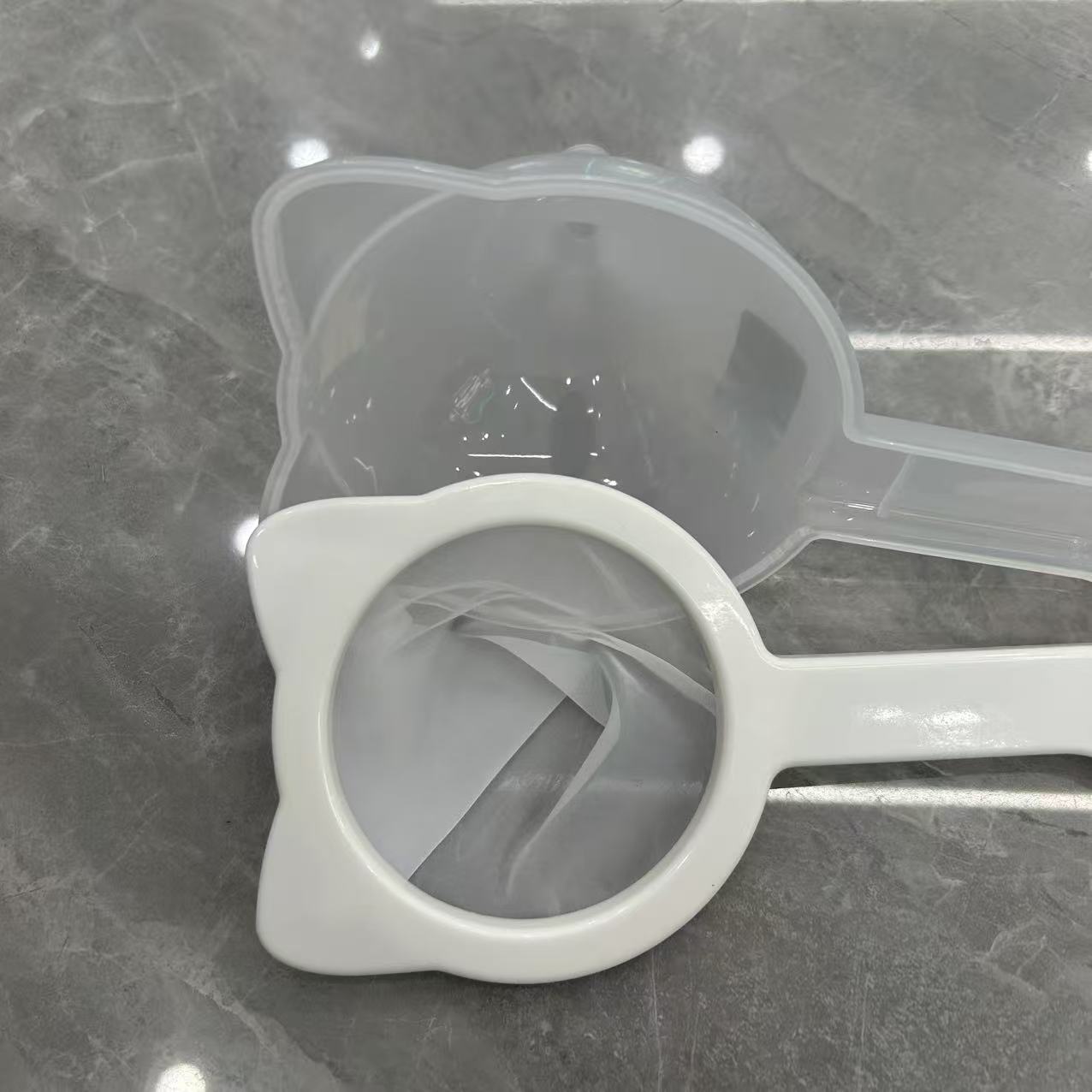 Cute cat multi-functional filter screen, portable handheld for kitchen and household use, soy milk, fruit and vegetable funnel filter screen details Picture