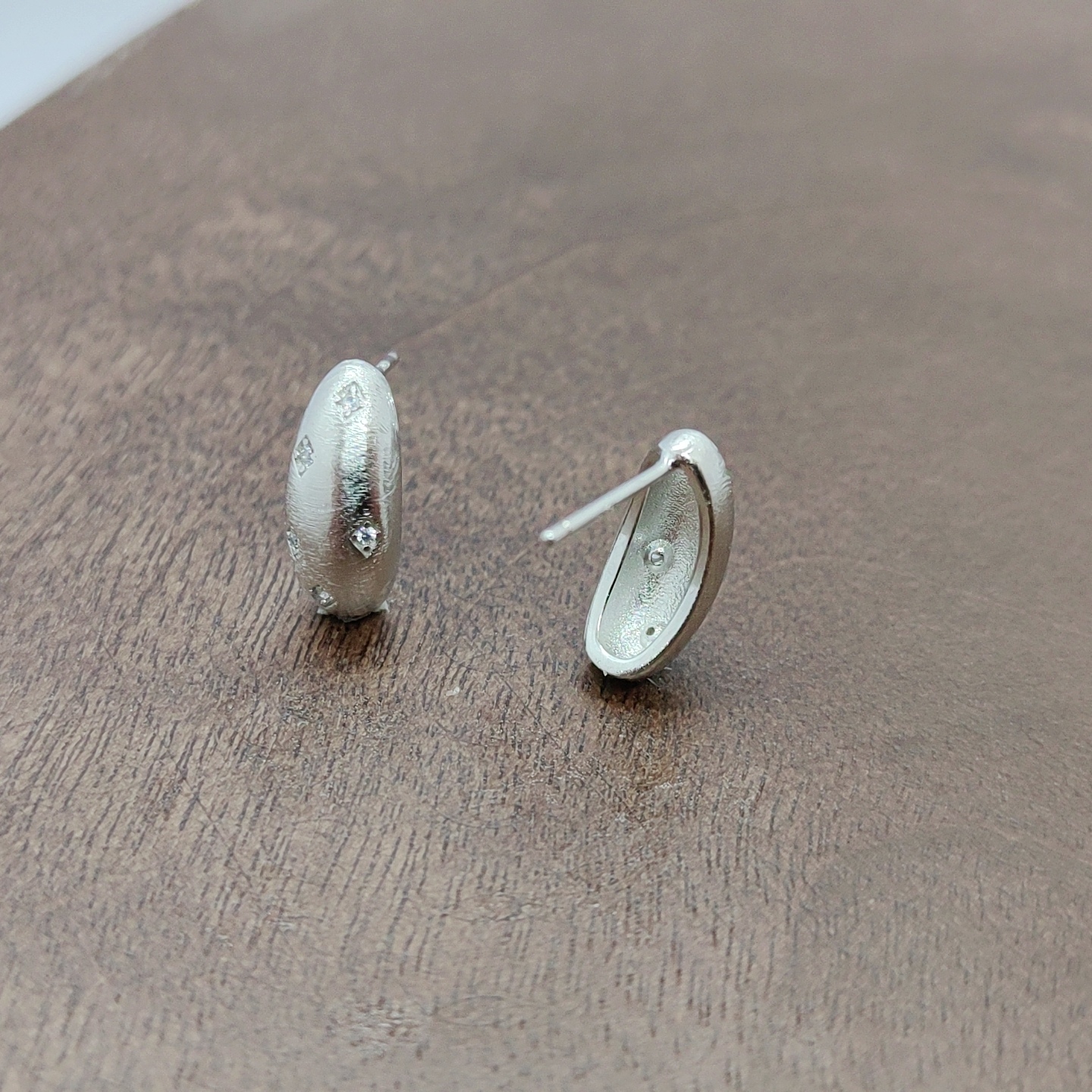 Silver stud accessories, brushed semi-round stud earrings, silver needles, simple, fashionable and versatile women's stud accessories Specification image