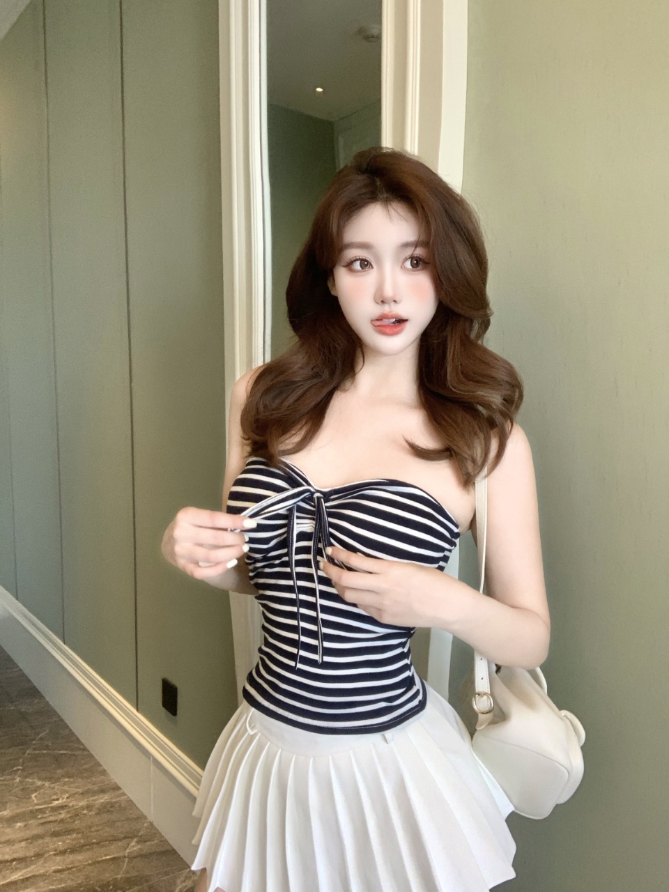 American hot girl striped strappy strapless vest for women, summer sleeveless, slimming, and form-fitting design. It can be worn as an inner layer and an outer layer top pic 15