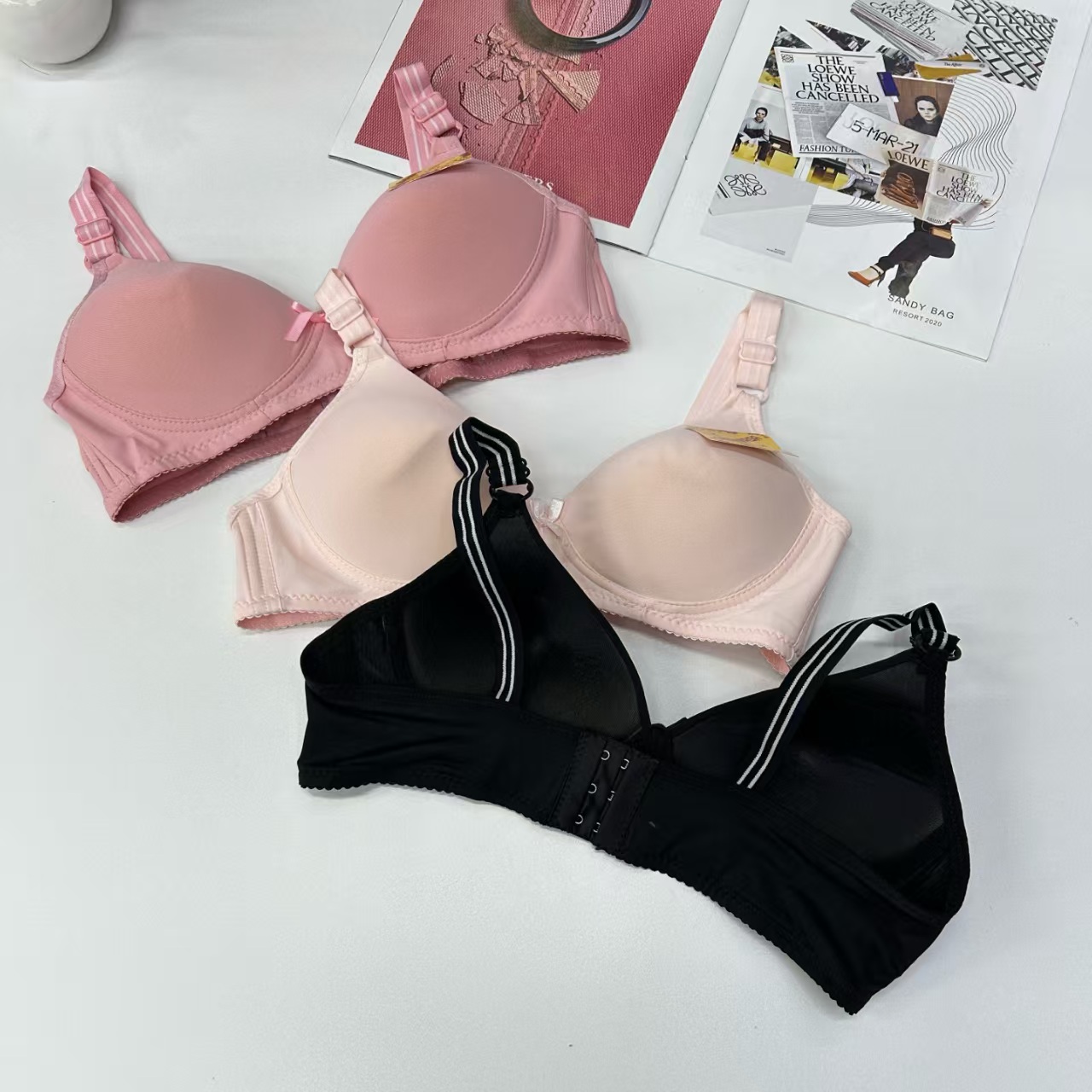 2400# Export to the Middle East and Africa in stock sexy women's bras, lift and gather comfortable and breathable sports bras for women, QNI Application Scenario