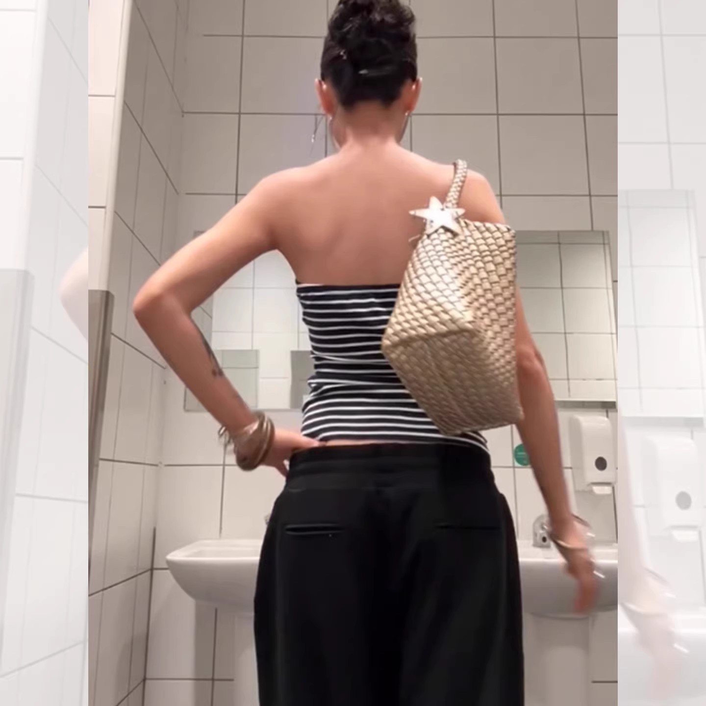 American hot girl striped strappy strapless vest for women, summer sleeveless, slimming, and form-fitting design. It can be worn as an inner layer and an outer layer top details Picture