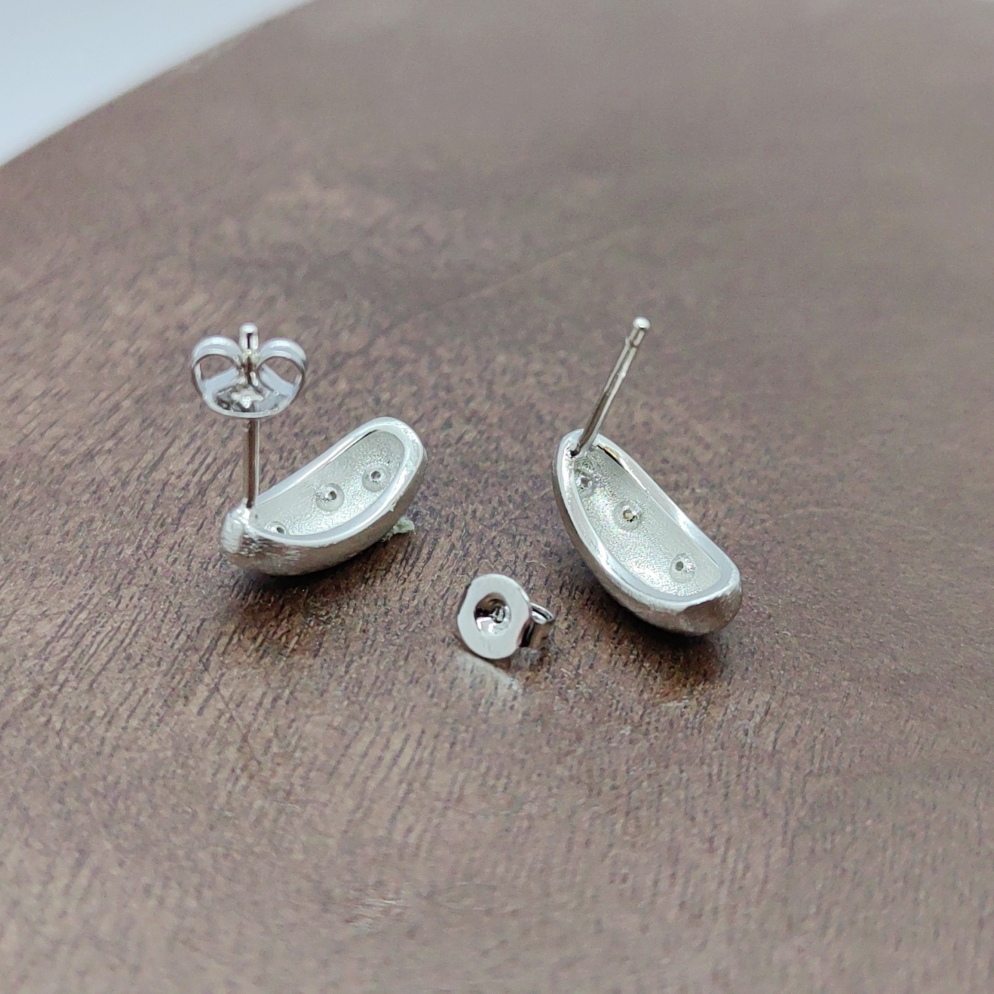 Silver stud accessories, brushed semi-round stud earrings, silver needles, simple, fashionable and versatile women's stud accessories Application Scenario