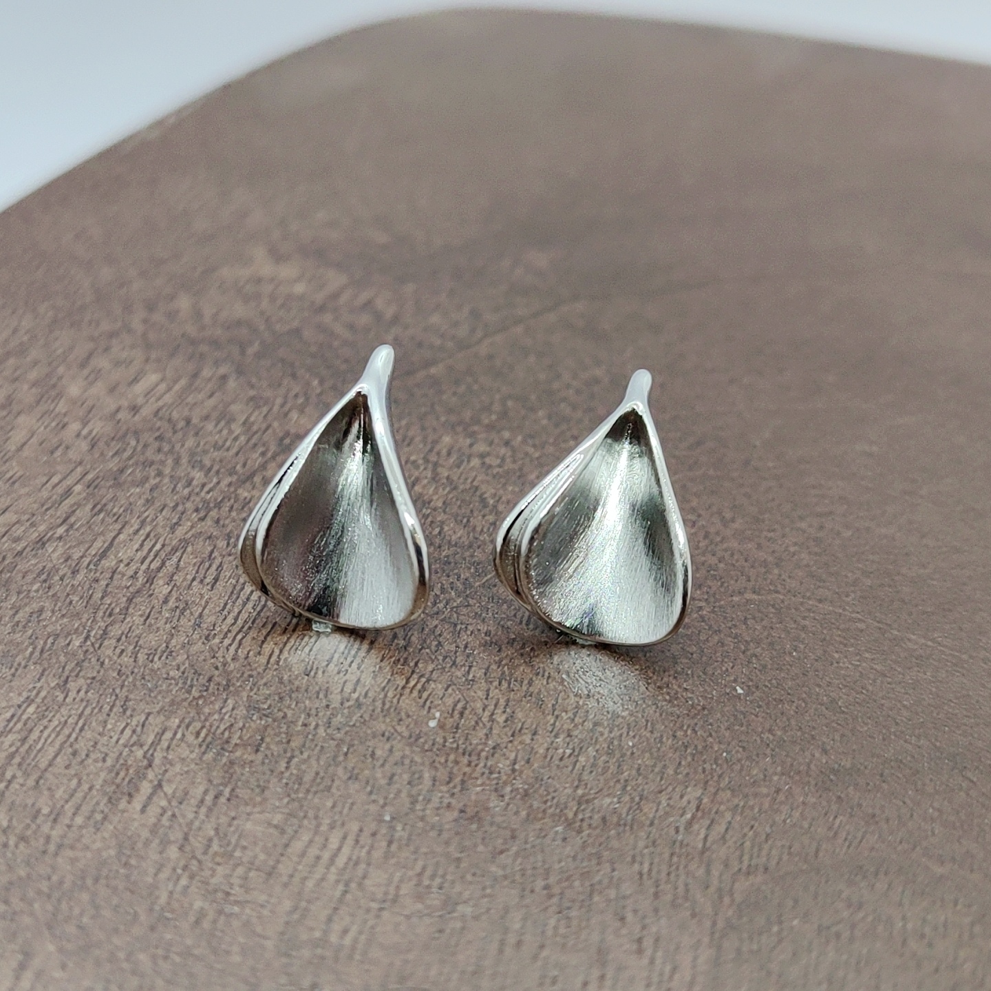 拉丝卷边树叶耳钉银针饰品简约耳饰百搭时尚耳钉配饰