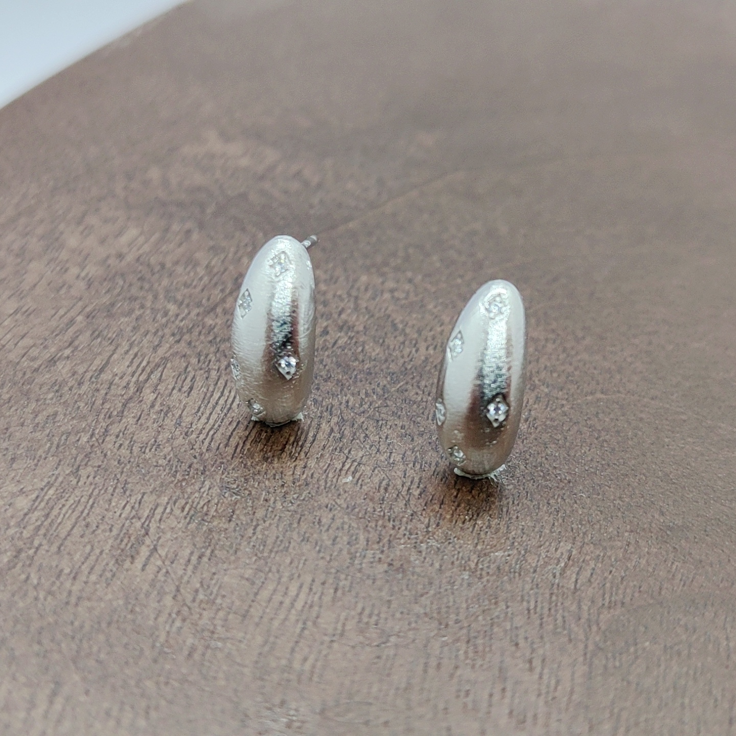 Silver stud accessories, brushed semi-round stud earrings, silver needles, simple, fashionable and versatile women's stud accessories