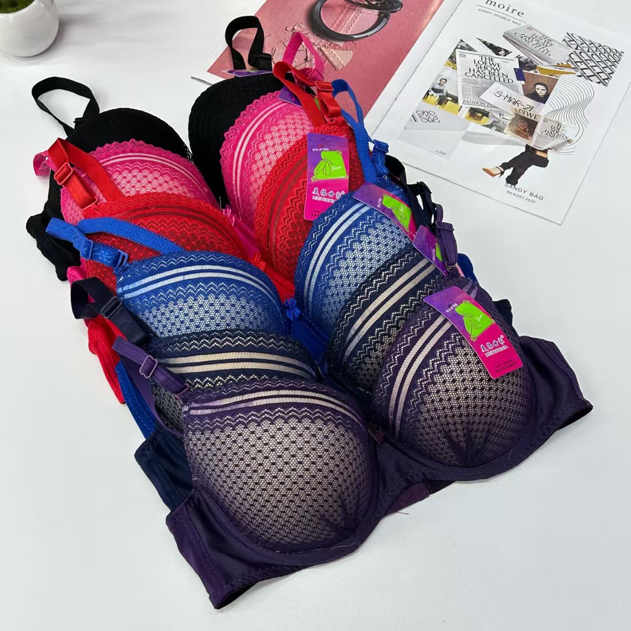 347# Export to the Middle East and Africa in stock sexy women's bras, lift and gather comfortable and breathable sports bras for women, QNI Item Picture