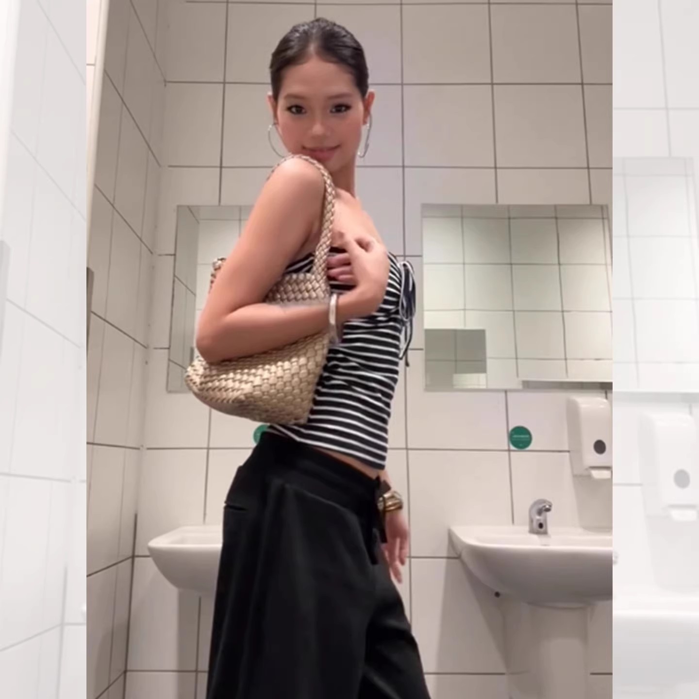 American hot girl striped strappy strapless vest for women, summer sleeveless, slimming, and form-fitting design. It can be worn as an inner layer and an outer layer top Application Scenario