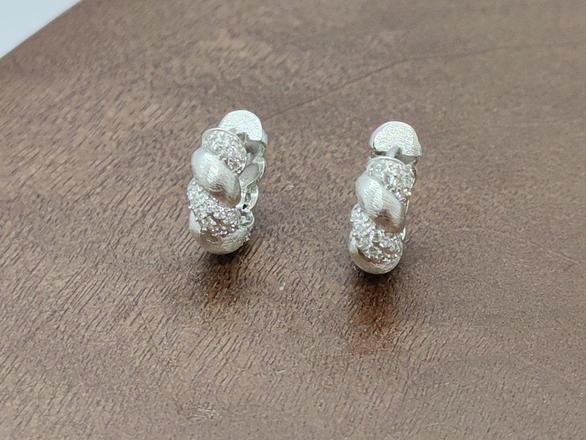 Silver-inlaid zircon twist earrings and zircon micro-inlaid earrings are fashionable and versatile