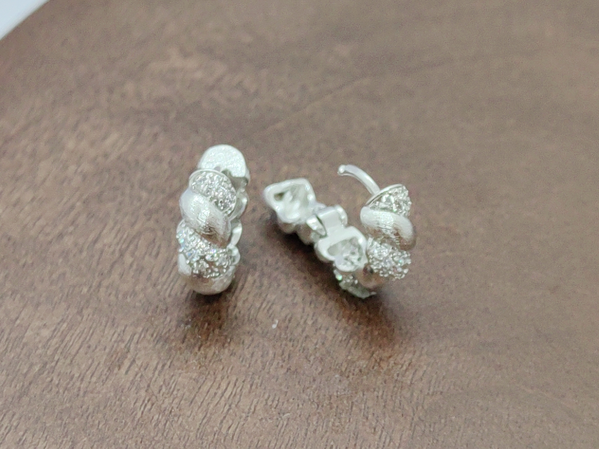 Silver-inlaid zircon twist earrings and zircon micro-inlaid earrings are fashionable and versatile Specification image