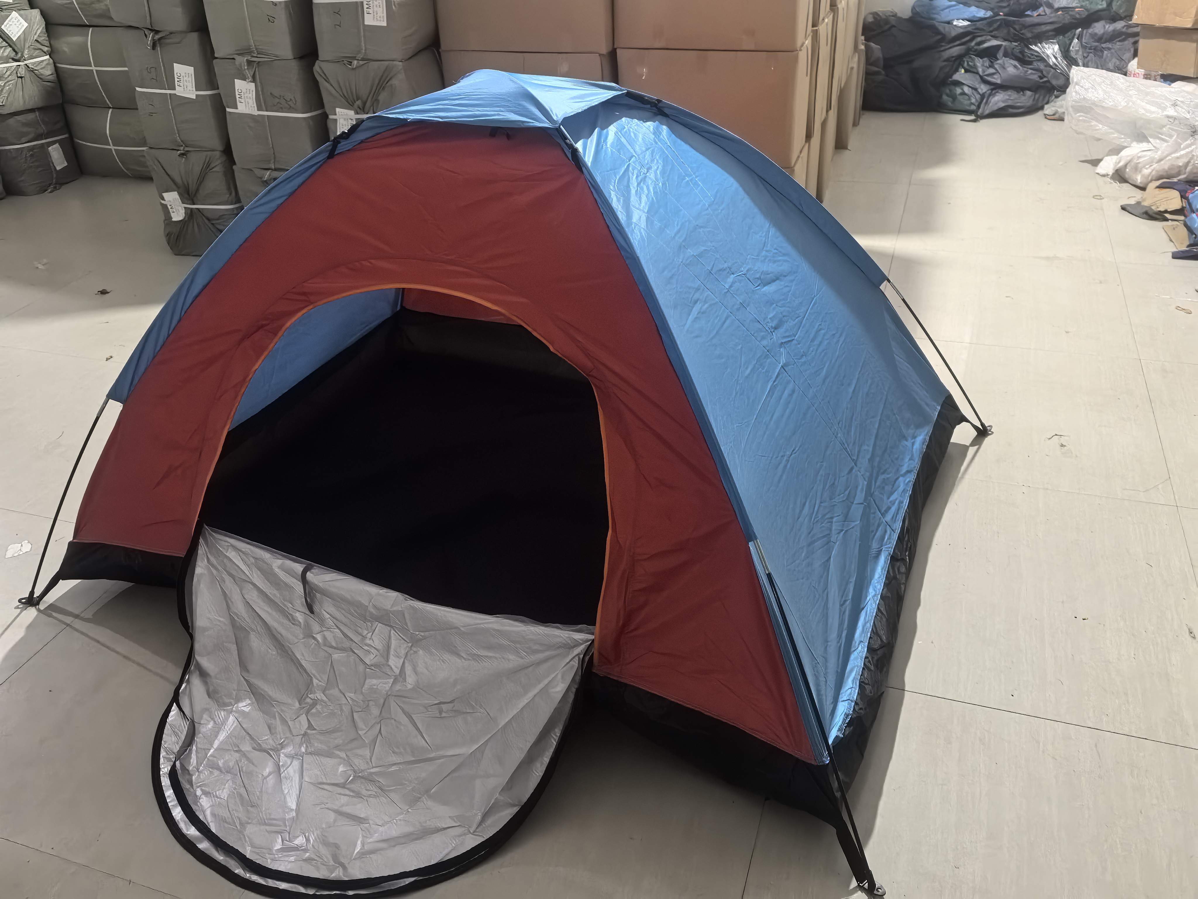 手动户外野营帐篷蓝色红色双层防水便携露营用品多功能帐篷适合户外休闲