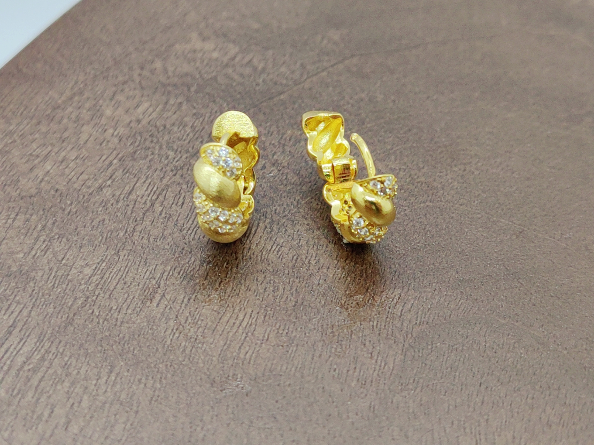 Golden zircon micro-inlaid white zirconium twist earrings, silver needle earrings, fashionable earrings, women's simple and versatile earrings and accessories Specification image