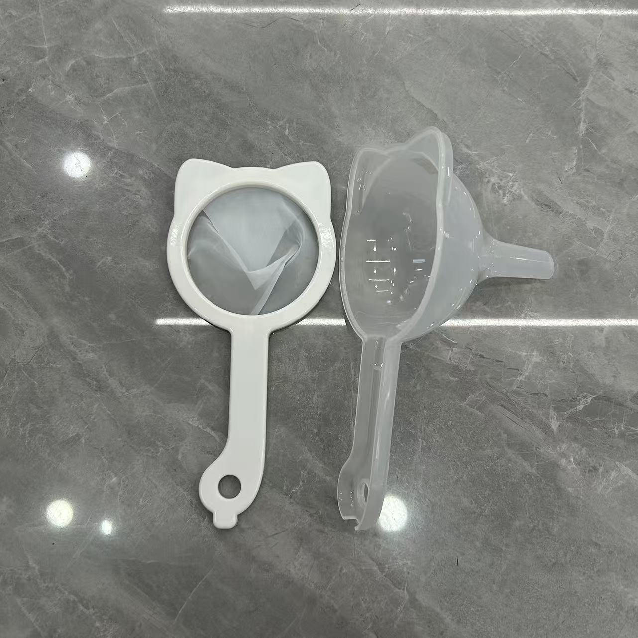 Cute cat multi-functional filter screen, portable handheld for kitchen and household use, soy milk, fruit and vegetable funnel filter screen