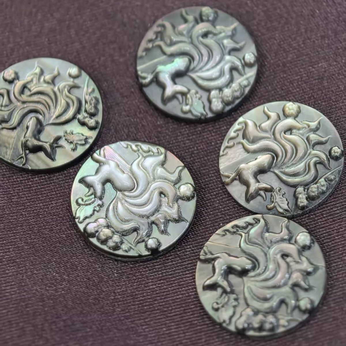 厂家直销天然黑蝶贝15mm九尾狐圆形贝雕无孔镶嵌DIY手工贝壳饰品项链手链吊坠贝壳饰品配件批发珠宝首饰