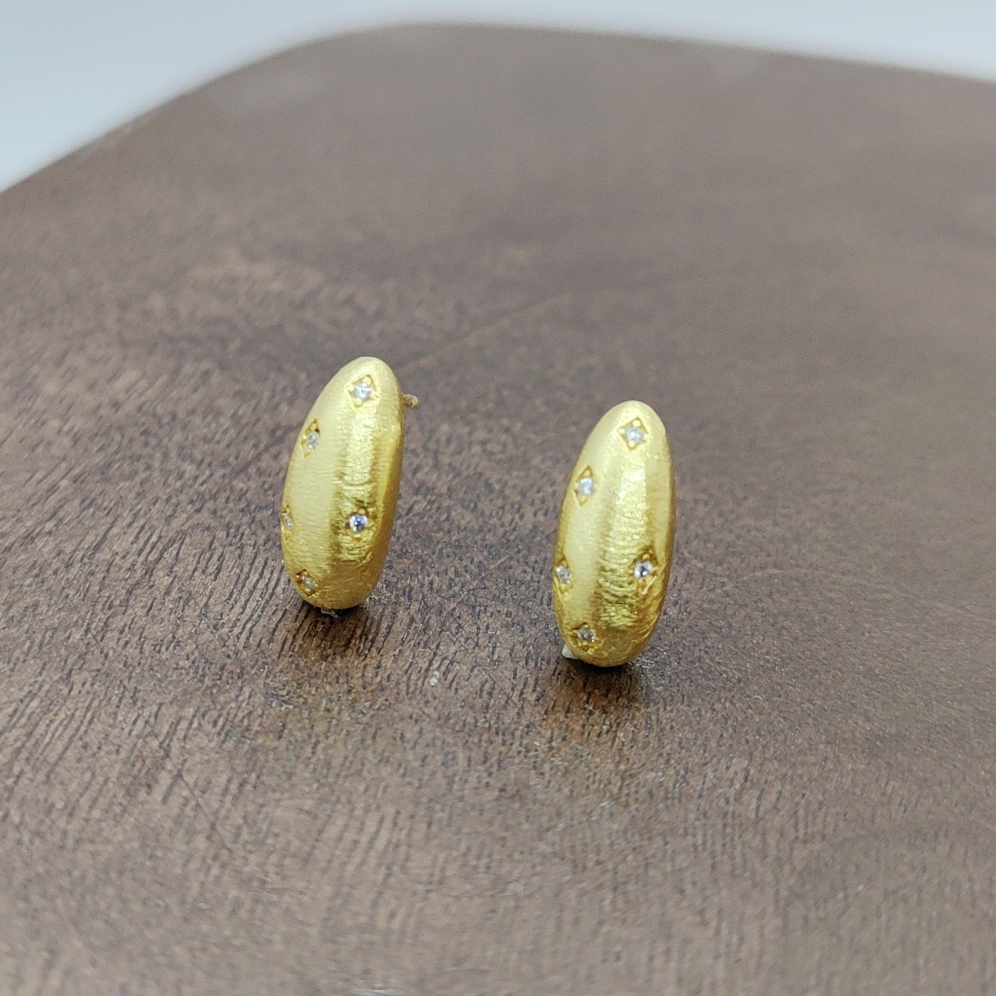 Golden stud earrings in the shape of gold ingots, fashionable and simple stud earrings, multiple pairs of stud earrings, versatile for women