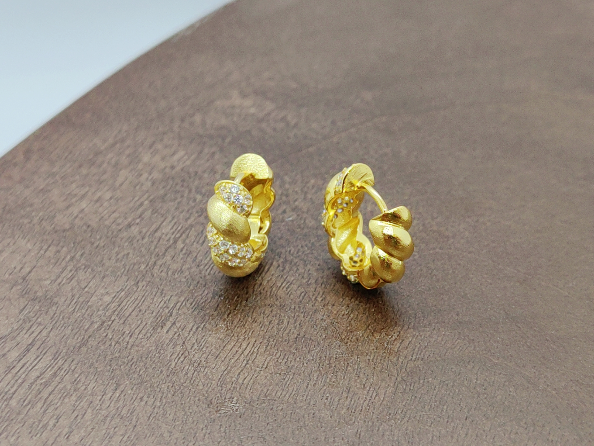 Golden zircon micro-inlaid white zirconium twist earrings, silver needle earrings, fashionable earrings, women's simple and versatile earrings and accessories details Picture